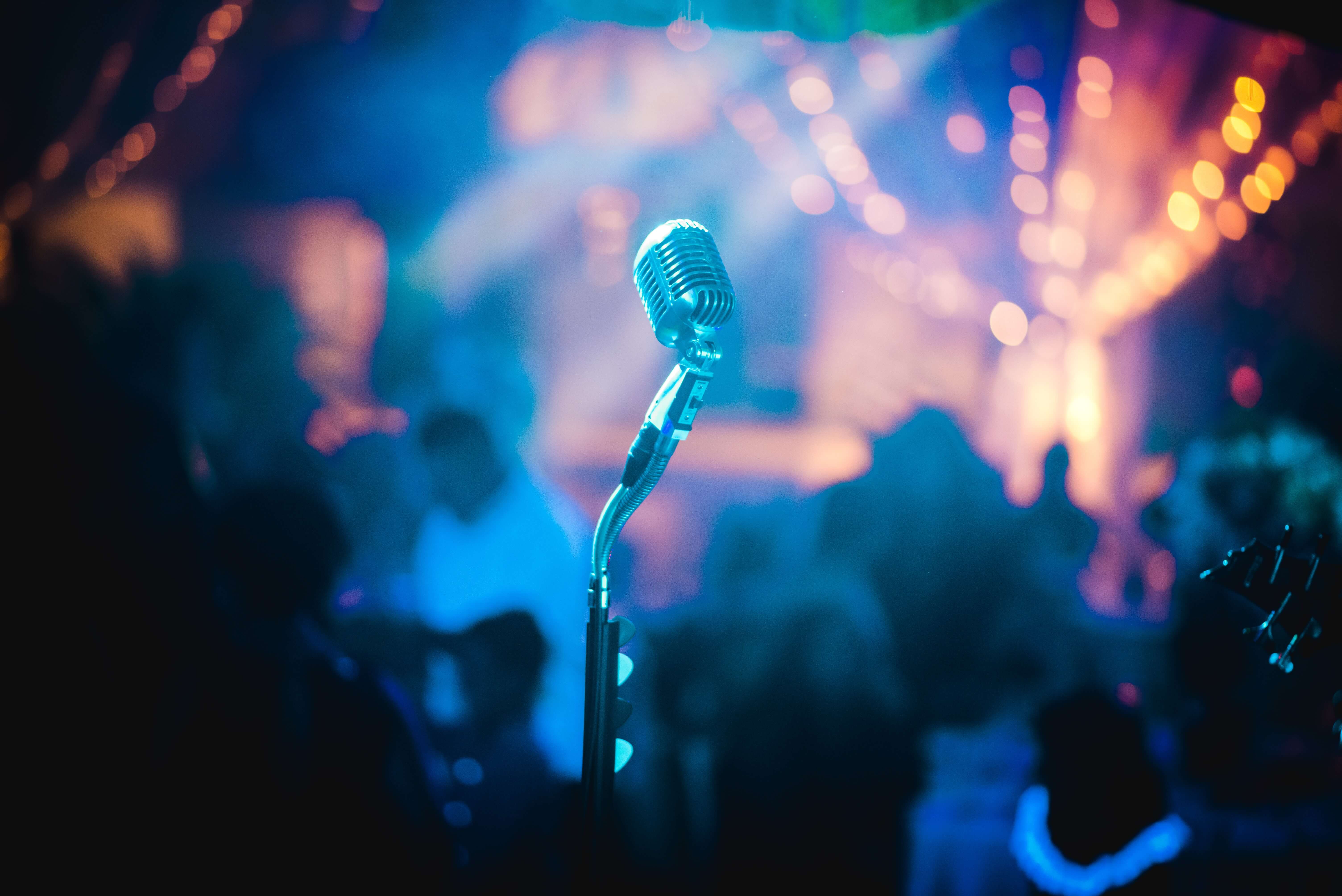 Microphone_on_stage_in_a_bar
